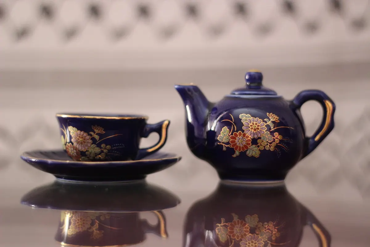 Vintage Tea Sets vs. Modern Dinnerware: What Collectors Should Know Before Buying